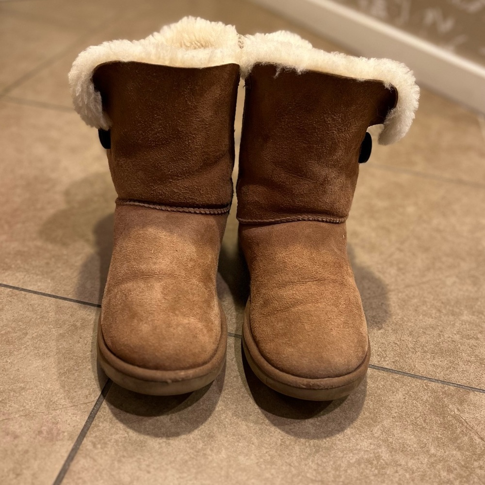 Ugg Australia Shearling Bailey Button Booths - image 3